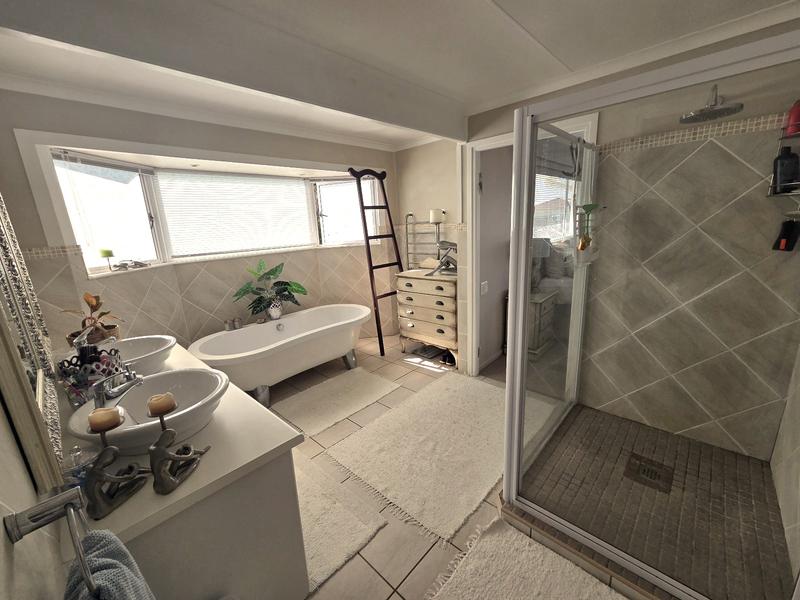 5 Bedroom Property for Sale in Outeniqua Strand Western Cape